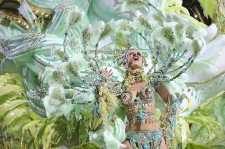 La candidata Sarah Lomore con un diseño de Masbe Creaciones: «Libertad para elegir tu destino», en representación de Dormitorum y Atlántico Televisión, durante la gala