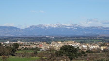 El Montsec salpicado de nieve visto desde Sant Julià de Tarroja de Segarra.