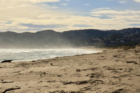 Espectáculo de mar humeante y nubes de viento en la playa de Pals.