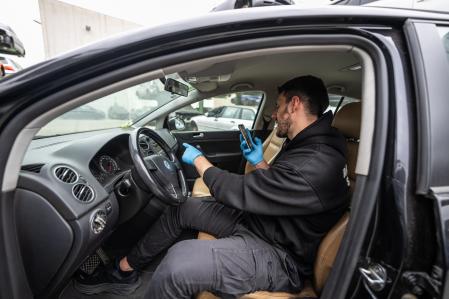 Bernat Escolano revisa un coche en el desguace&nbsp;