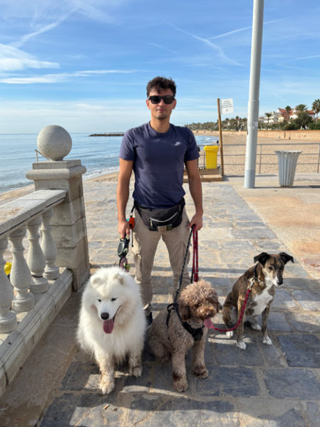 Maxence en compañía de tres perros tras un paseo frente al mar