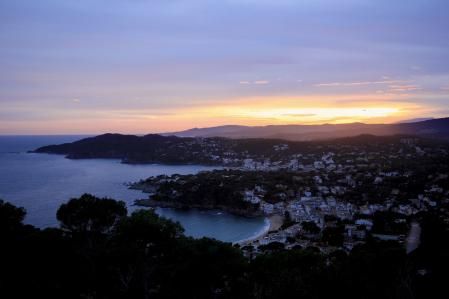 Puesta de sol mágica de invierno en el Far de Sant Sebastià.