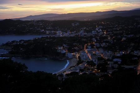 Puesta de sol mágica de invierno en el Far de Sant Sebastià.