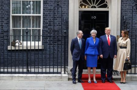 Theresa May junto a su esposo fueron los anfitriones de Donald y Melania Trump en el 2019. En la ventana, Larry echa la siesta&nbsp;