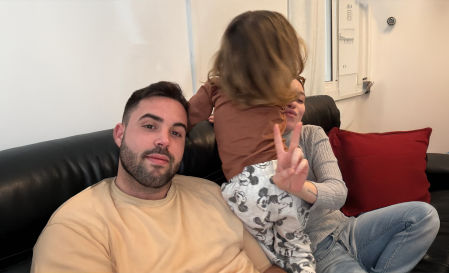 “Si soy yo quien cambia pañales o cocina, parece heroico; si lo hace ella, es lo normal”