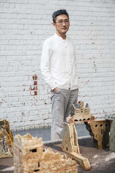 Walter Yu fue galardonado en Bruselas por su aldea de celadón, con montañas, ríos, bambúes y puentes de Longquan