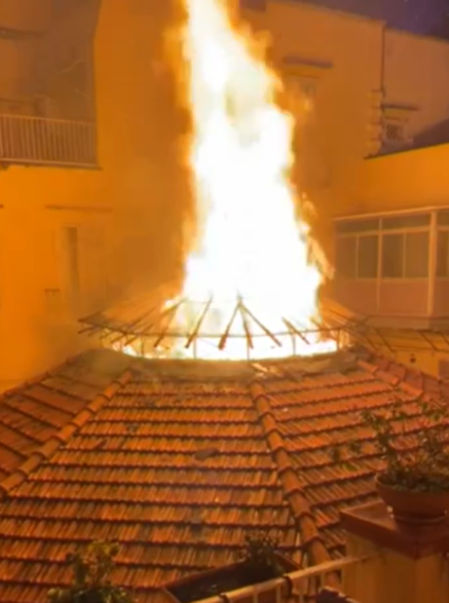El fuego sale por la cúpula del teatro.