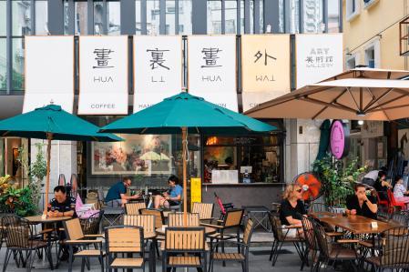 Darfen se ha ido adaptando a la llegada de turistas, con terrazas, cafés y heladerías modernas