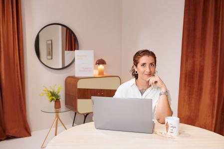 Ester Iborra combina su formación sanitaria con la psiconeuroinmunología clínica para abordar el origen de los síntomas hormonales