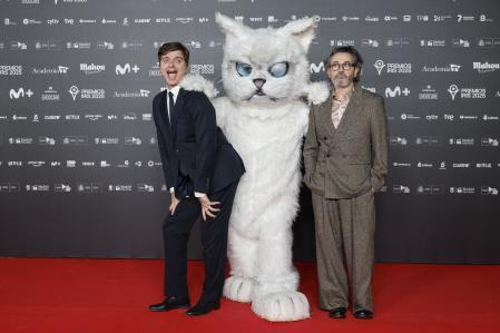 El presentador Marc Giró y su pareja Santi Villas, codirector de 'Late Xou' a su llegada al Teatro Real junto al gato blanco, mascota del programa