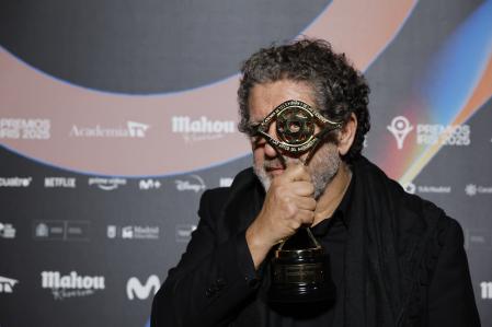 Pedro Casablanc, con su premio Iris como mejor actor por su interpretación en la serie 'Querer'
