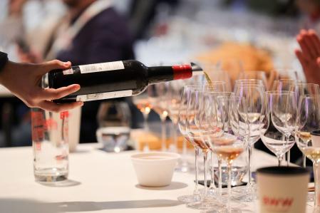 Se recomienda disfrutar de los dulces y generosos entre los 10 y los 14° C, los finos y manzanillas mejor entre los 6 y los 8°C.&nbsp;