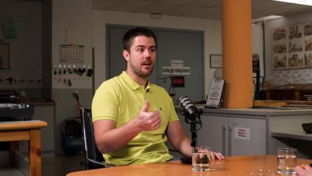 Pablo Vázquez sostiene que dominar los verbos y las estructuras clave permite empezar a hablar un idioma en cuestión de semanas