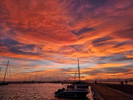 Atardecer en el puerto de Roses.