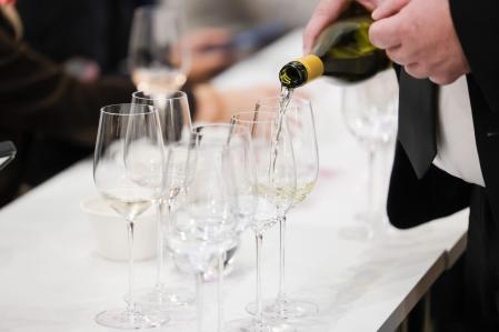 La temperatura de servicio adecuada del vino blanco y el rosado joven oscila entre los 6 y los 14º C, y de 10 a 12° C los blancos con crianza&nbsp;