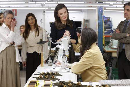 La reina Letizia charla con una operaria, durante su visita, este jueves, a la firma de calzado Pedro García, en Elda.