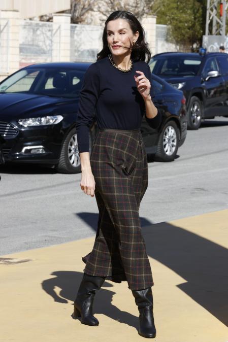 La reina Letizia, con botas de caña arrugada de Pedro García y falda escocesa de Bimba y Lola, este jueves, en Elda