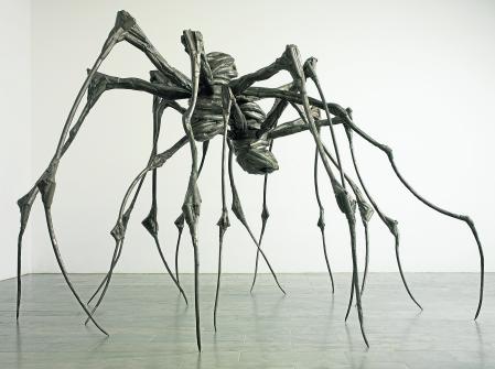 La exposición de los gouaches se completa con un conjunto de esculturas de la autora, como esta 'Pareja de arañas' (2003) que representa la protección materna