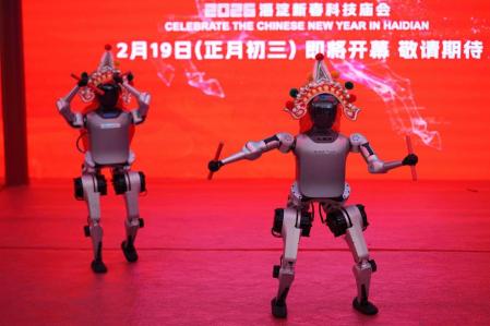 Dos humanoides actúan en el festival del Año Nuevo Chino
