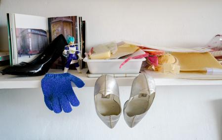 La artista reúne materiales para recordar qué le interesa, cómo mezclarlos