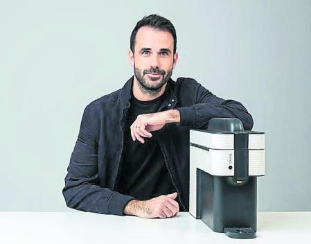 El fundador de la startup Citring, Roc Viñàs, con su exprimidora de naranjas doméstica 