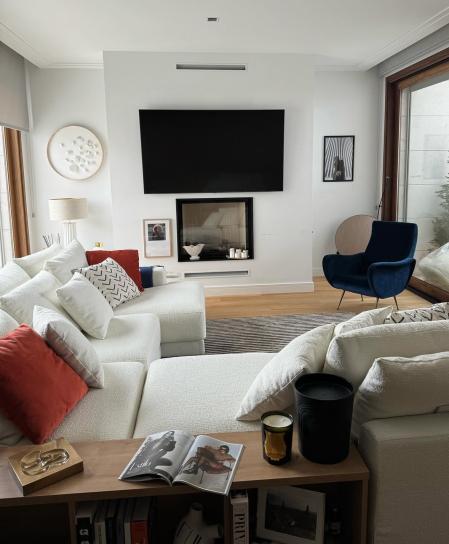 En el salón, el suelo de parqué y las paredes en tonos claros sirven de lienzo para un sofá 'chaise longue'.