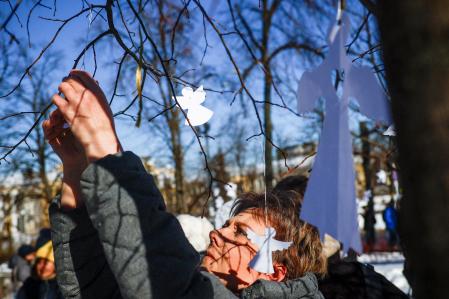 Ángeles de papel en el memorial a los soldados caídos en el centro de Kyiv 