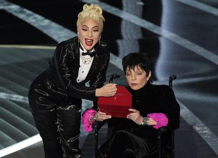 Lady Gaga y Liza Minnelli, obligada a salir en silla de ruedas, en la lectura del Oscar a la mejor película el 27 de marzo del 2022