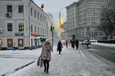 La gente camina por una calle en el centro de Moscú en febrero del 2026&nbsp;
