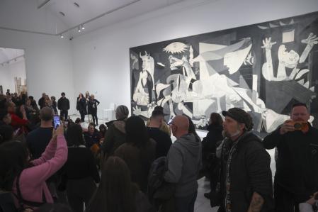 En Madrid, artistas y galeristas protestaron en el Reina Sofía frente al 'Gernika'&nbsp;&nbsp;