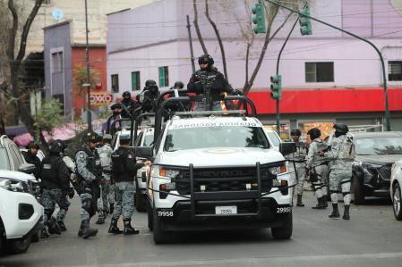 Integrantes de la Guardia Nacional resguardan la zona donde trasladaron el cuerpo del Mencho en Ciudad de México (México).&nbsp;