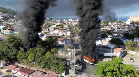 Columnas de humo provocadas por los disturbios tras la muerte del Mencho en Puierto Vallarta