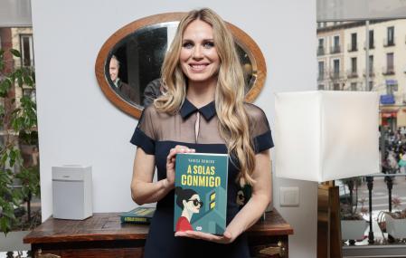 Ha publicado los libros Reflexiones de una rubia, Música para Sara y A solas conmigo.