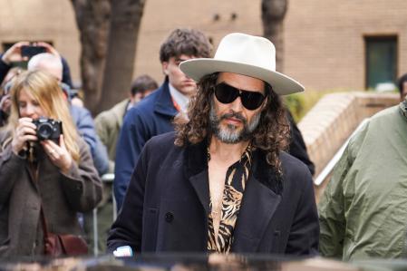 Russell Brand, a su saluda del juzgado