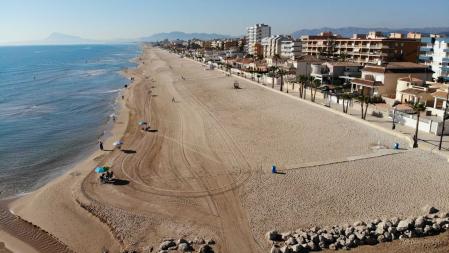 La Playa de Miramar, en todo su esplendor. Al fondo se puede ver el Montgó, encontrándose justo debajo el municipio de Denia