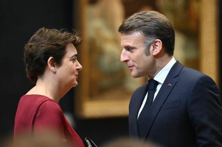 El presidente Emmanuel Macron habla con la hasta ahora presidenta y directora del Louvre, Laurence des Cars, en enero del 2025