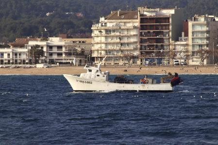El retorno de los pescadores a puerto en Palamós.