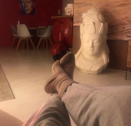 El elemento que define el espíritu de su salón es un Buda de tamaño XXL.