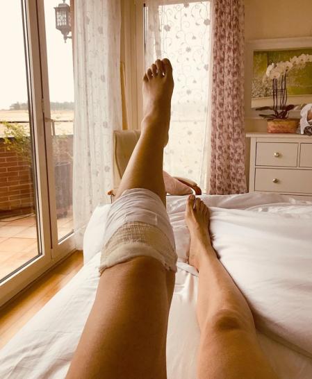 Las paredes blancas y la ropa de cama en la misma gama refuerzan la sensación de limpieza y amplitud del dormitorio principal.