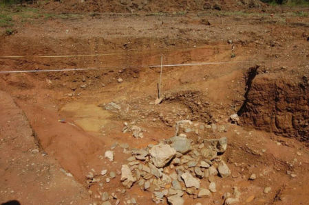 Imagen de la presa excavada, donde se pueden ver algunos de los grandes bloques de piedra.