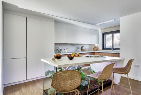 Integrar cocina, comedor y salón no solo moderniza la vivienda, sino que mejora la percepción de amplitud y la circulación de la luz