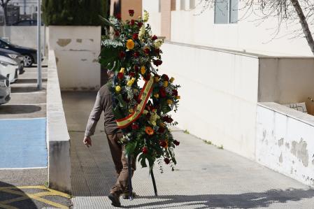 Coronas de flores llegan en el Tanatorio de Xátiva por el fallecimiento del ex teniente coronel de la Guardia Civil Antonio Tejero