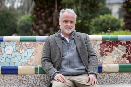 El arquitecto y gran estudioso del conjunto David Agulló Galilea sentado en uno de los bancos del 'jardín invisible'&nbsp;