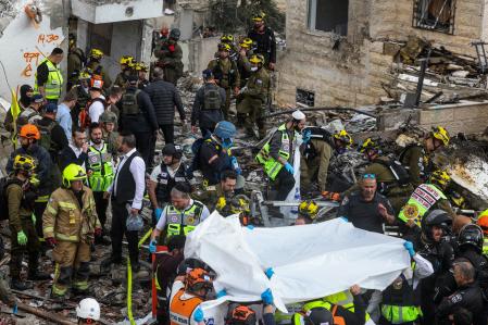 Efectivos de emergencias en la zona afectada por el dron iraní en Beit Semesh