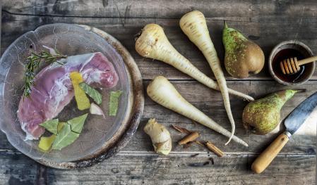 Ingredientes para preparar solomillo con puré de chirivía y jengibre con peras al vino