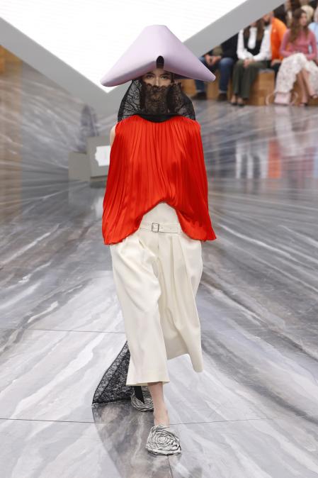 Una modelo luce uno de los primeros diseños de Jonathan Anderson para la maison Dior