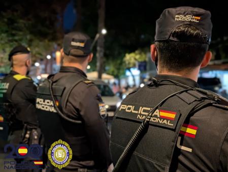 Agentes de la Policía Nacional, durante un operativo de control .