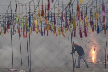 Un operario controla el disparo de la segunda mascletà de las Fallas 2026 en la plaza del Ayuntamiento de València, a cargo de Pirotecnia Hermanos Sirvent&nbsp;
