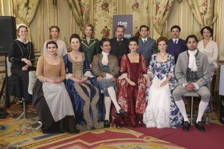 Los actoresde&nbsp; las series 'La Promesa' y 'Valle Salvaje' durante un acto de promoción en Madrid,en 2025.