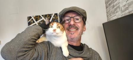 Javier Bernal junto a uno de sus gatos.&nbsp;